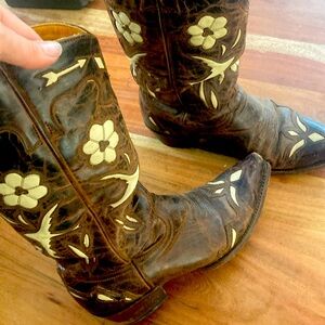 Well loved cowgirl boots, sparrow, heart , flower inlay
